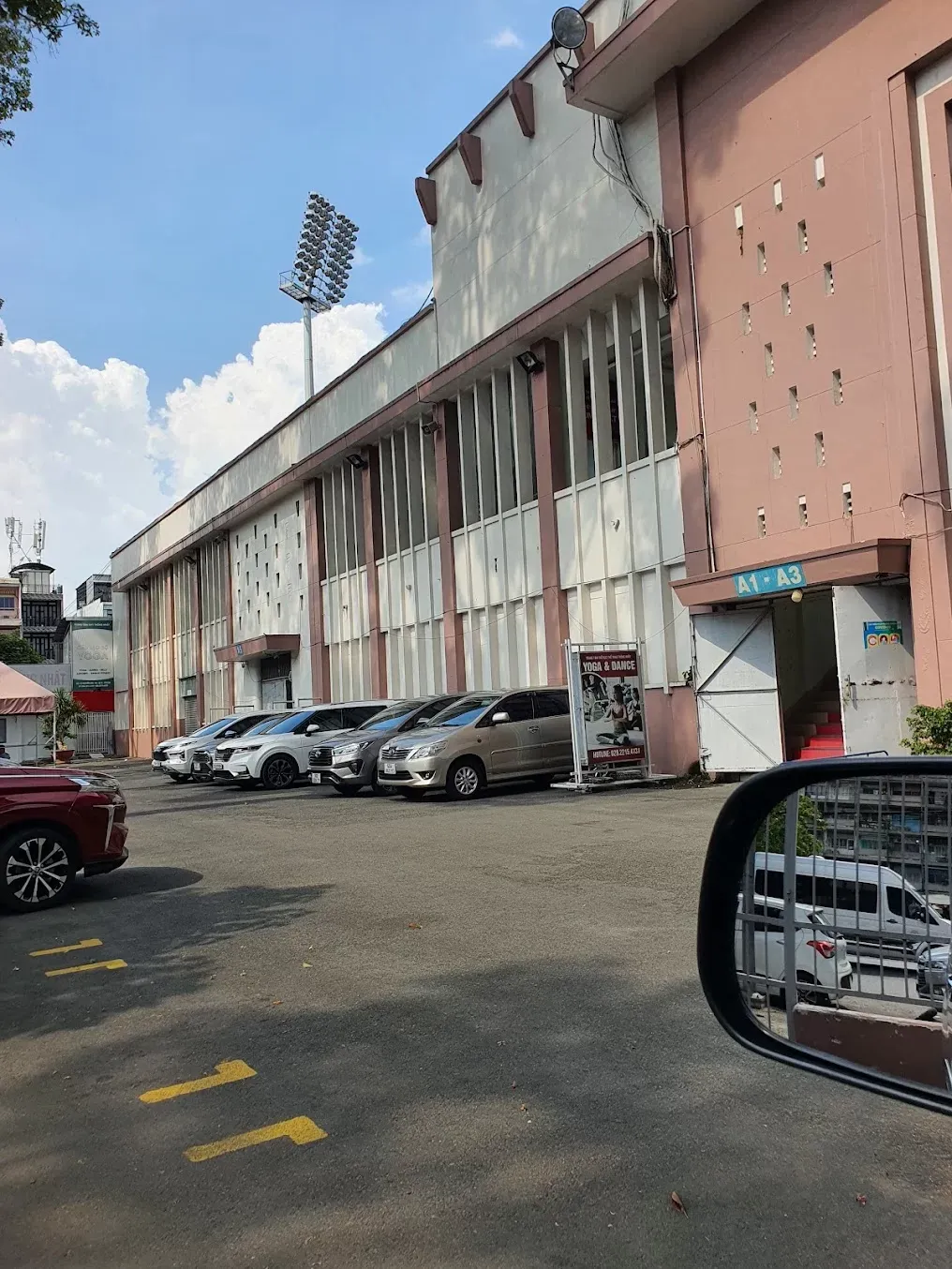 Sân vận động Thống Nhất cung cấp bãi đỗ xe ô tô rộng rãi