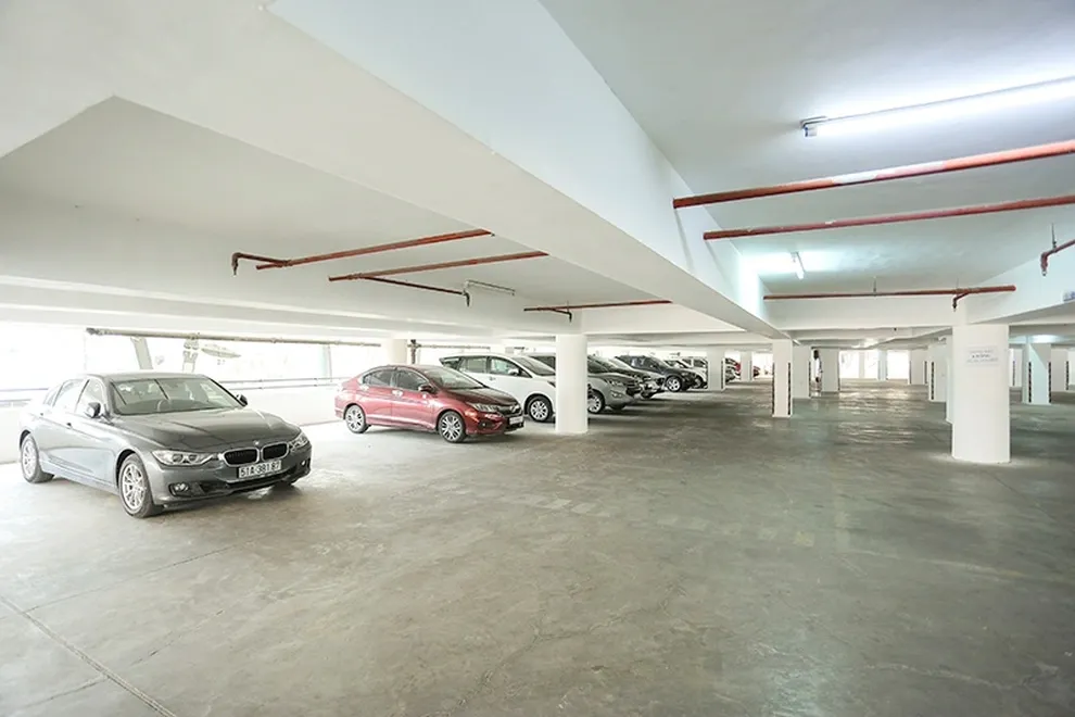 Khu vực gửi xe ô tô tại Garden Mall thuận tiện cho bệnh nhân