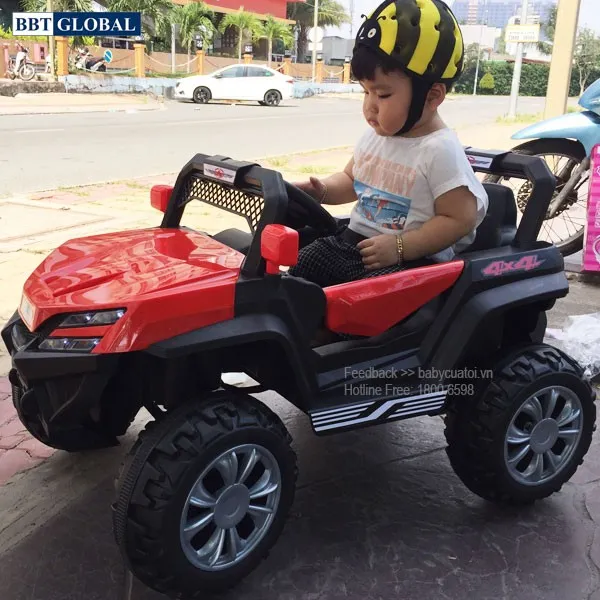 Bé trai và bé gái cùng chơi xe ô tô điện BBT-3355