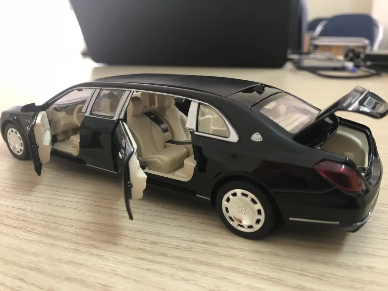 Cốp xe phía sau mở rộng cho thấy không gian chứa đồ được mô phỏng chi tiết đến từng góc cạnh