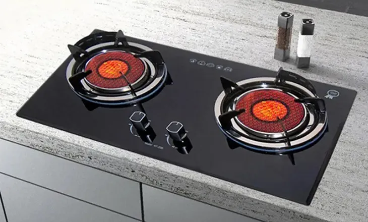 Bếp gas hồng ngoại đang được điều chỉnh lửa sau khi thay van gas mới