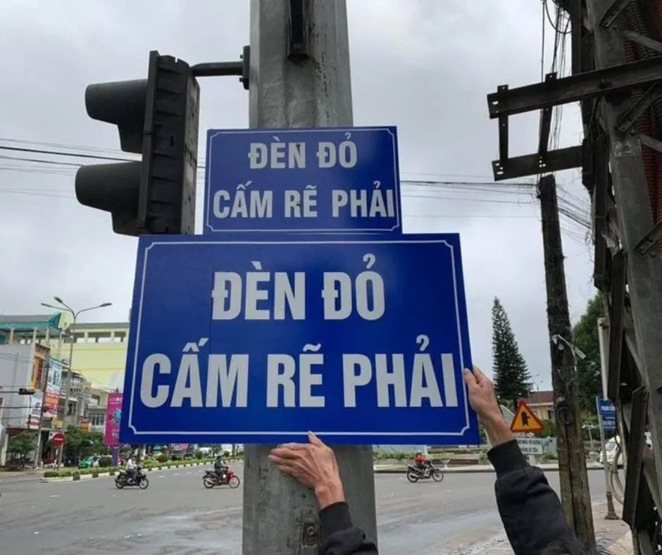 Biển báo hình tròn viền đỏ nền trắng có gạch chéo cấm phương tiện ô tô rẽ phải khi gặp đèn đỏ