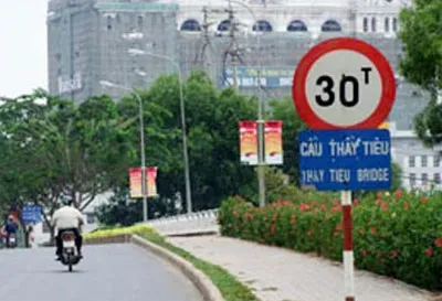 Biển báo giới hạn tải trọng cầu đường 30 tấn theo quy định mới 2026