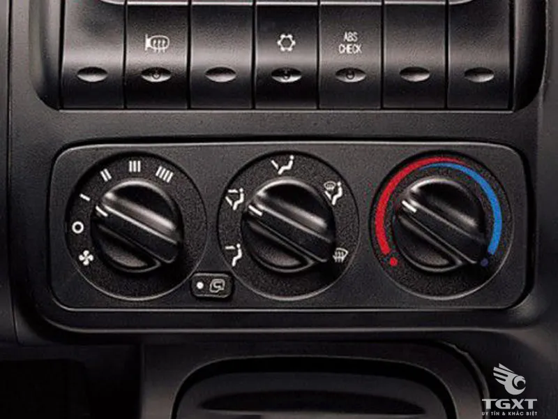 Bảng điều khiển trung tâm bố trí khoa học trên xe Hyundai HD320