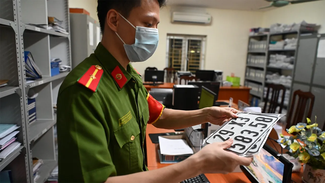 Thanh toán lệ phí trực tuyến và chờ nhận biển số định danh tại nhà.