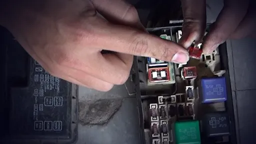 Cách kiểm tra cầu chì xe tải bằng đèn thử mạch