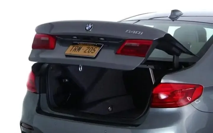 Sử dụng túi khí và các thiết bị an toàn khi kiểm tra hệ thống cách mở cốp sau xe ô tô