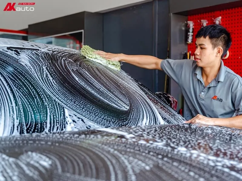 Vệ sinh xe trước khi phủ nano kính
