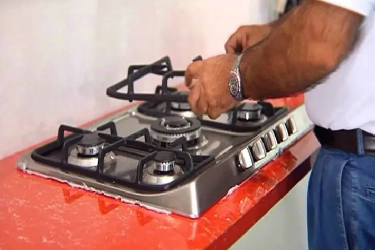 Kỹ thuật viên đang kiểm tra van gas và đầu đốt bếp gas âm tại bếp gia đình