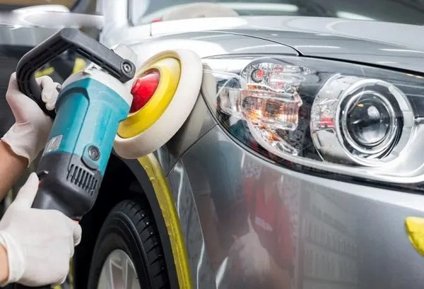 Dùng máy đánh bóng về làm mờ vết xước sơn xe ô tô