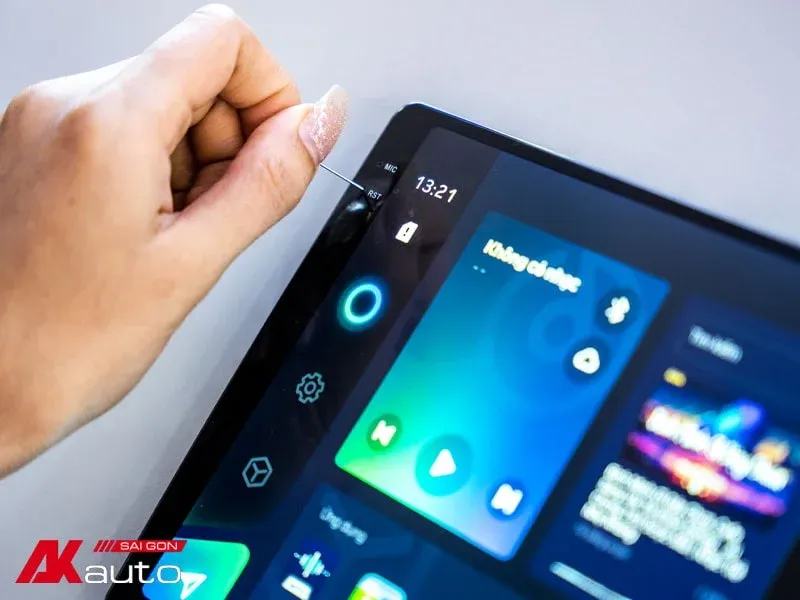 Thực hiện thao tác reset cứng màn hình khi gặp hiện tượng giật lag hoặc treo máy