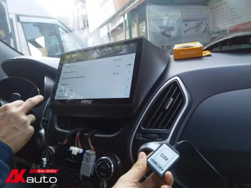 Hướng dẫn chi tiết các bước lắp sim 4G vào khay chứa của màn hình android ô tô