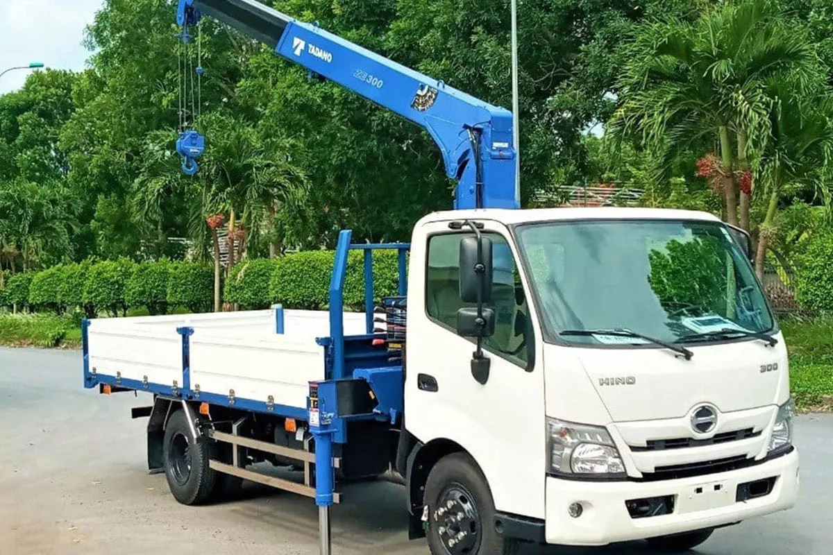 Xe cẩu tự hành 1 tấn nhỏ gọn cho vận chuyển phố hẹp