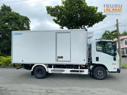 Vị trí hộp cầu chì xe tải Isuzu dưới mui xe