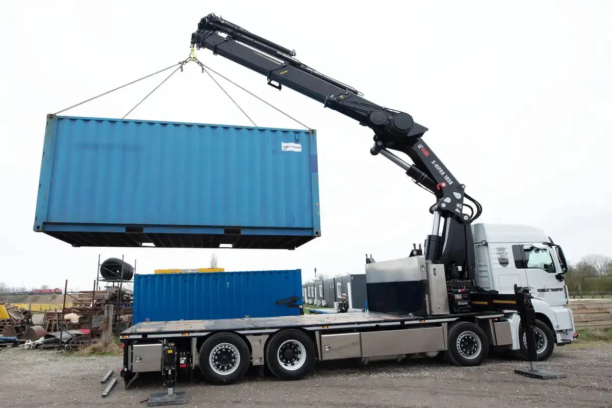 Xe cẩu tự hành nâng hạ và vận chuyển thùng container