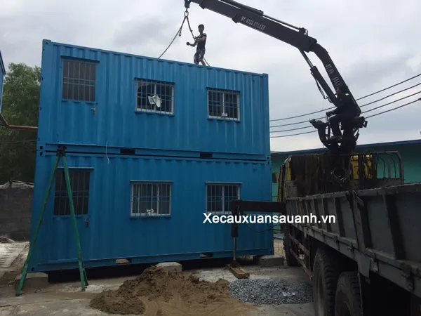 Xe cẩu thùng JAC vận chuyển container tại khu vực bến bãi Bình Dương