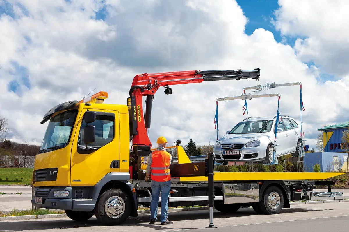 Cẩu tự hành nâng hạ và di chuyển xe hơi an toàn