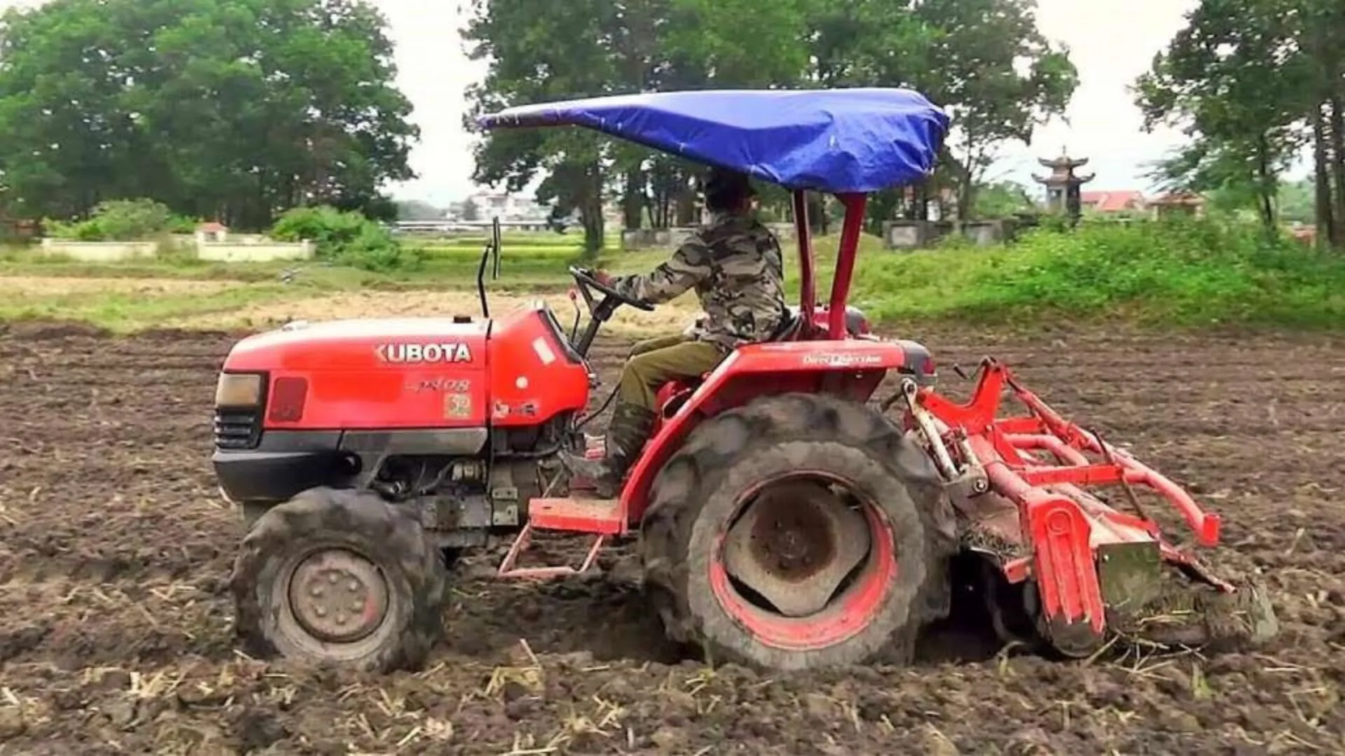 Máy cày rotary tiller với hệ thống dao quay và động cơ diesel