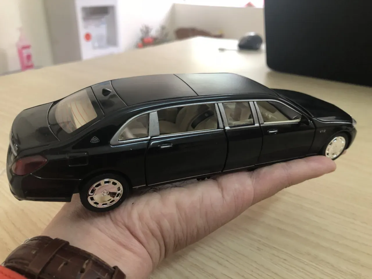 Cận cảnh khoang lái với vô lăng và bảng taplo nhựa ABS được hoàn thiện sắc sảo