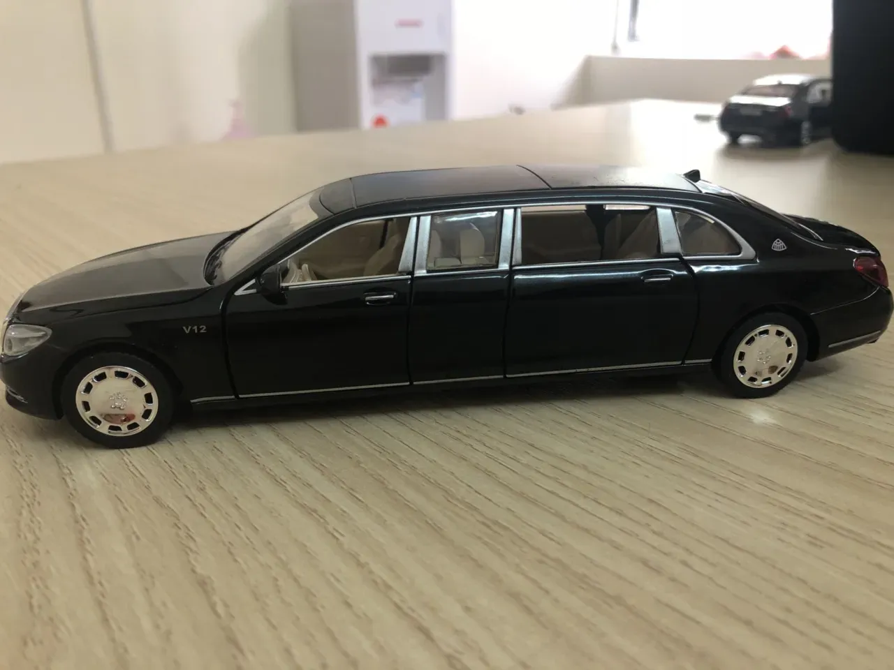 Hai phiên bản màu đen và trắng của Maybach Pullman đặt cạnh nhau tạo nên sự đối lập đầy tính nghệ thuật