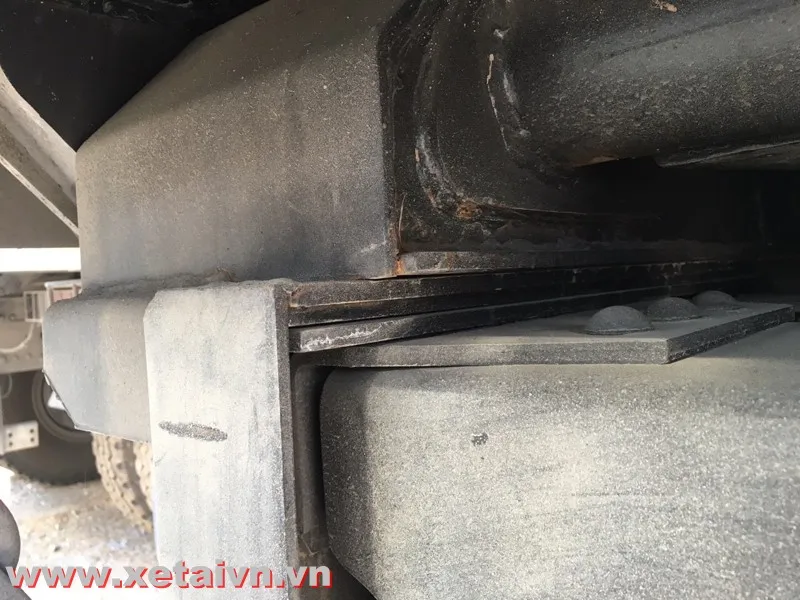 Khung chassis lồng kép cực dày giúp xe chịu được tải trọng uốn xoắn lớn