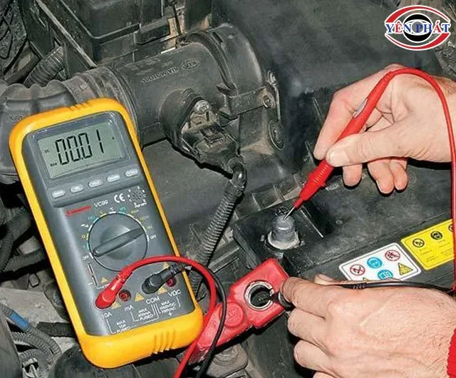 Sử dụng vôn kế để kiểm tra thông số sạc của máy phát điện trực tiếp trên xe