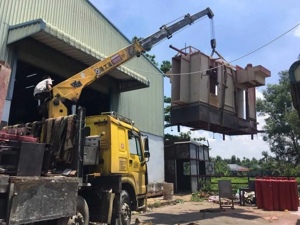 Cẩu máy móc thiết bị nặng bằng xe cẩu chuyên dụng