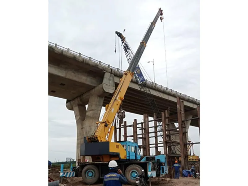 Xe cẩu bánh xích làm việc tại công trường Hà Nam