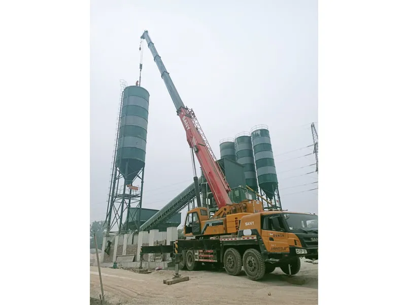 Xe cẩu lắp đặt silo tại Đồng Văn