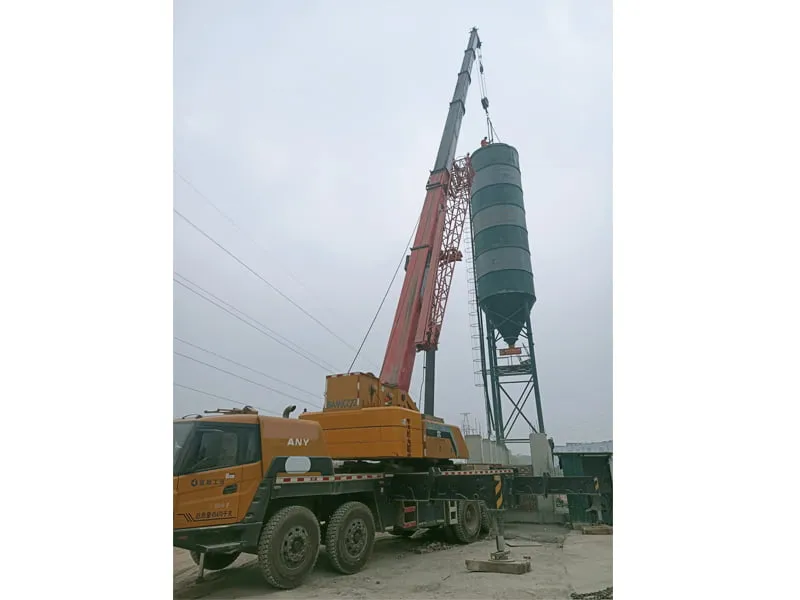 Xe cẩu làm việc tại nhà máy bê tông