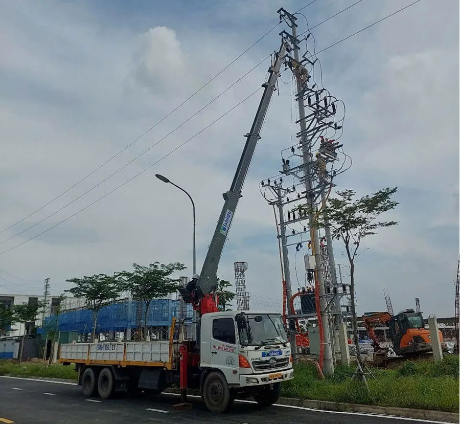 Cho thuê xe cẩu tại Hà Nội - Thuê xe cẩu tự hành tại Hà Nội phục vụ trong lĩnh vực quảng cáo – sự kiện