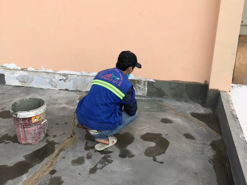 Kiểm tra bề mặt sàn sau thi công chống thấm tinh thể