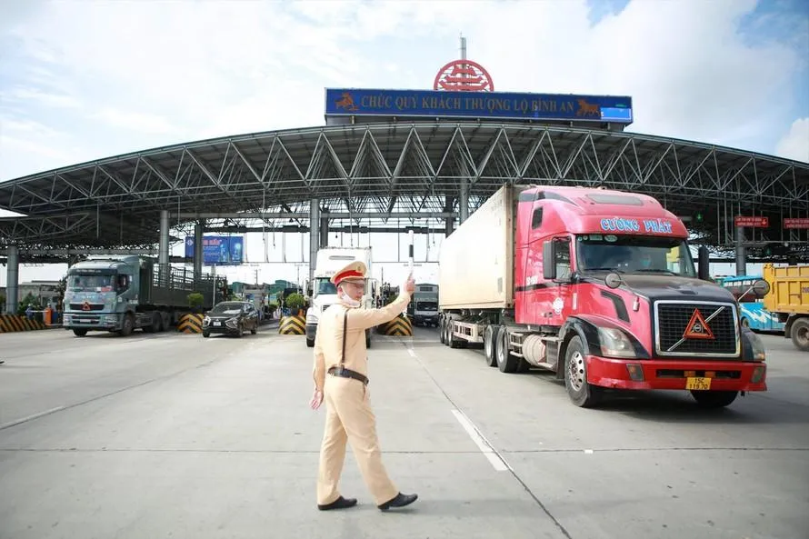 Lực lượng chức năng Hà Nội kiểm tra phương tiện vào thành phố để phòng chống dịch COVID-19. Ảnh chụp ngày 14/7 tại trạm thu phí Pháp Vân