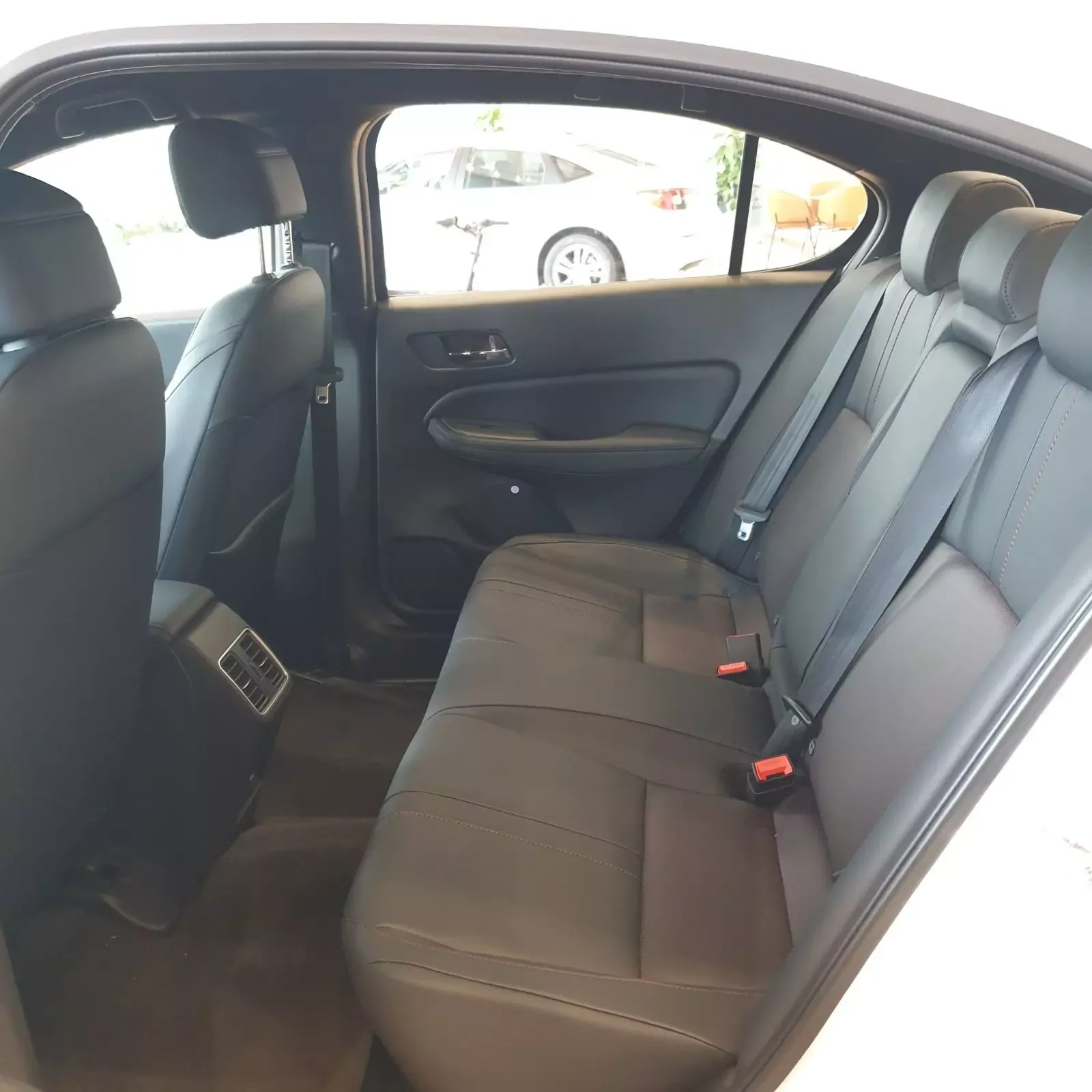 Hàng ghế sau rộng rãi