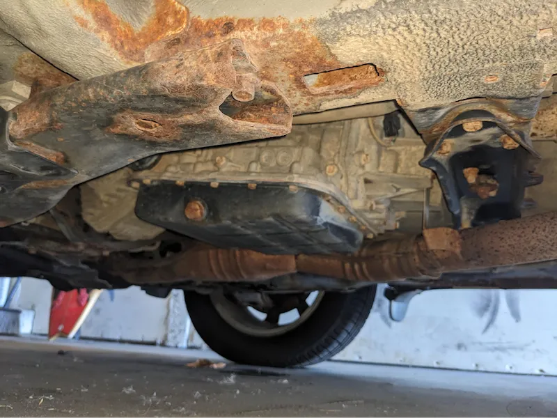 Sỏi đá và bùn đất sẽ không thể gây tổn hại cho bề mặt kim loại nếu xe đã được phủ gầm bảo vệ