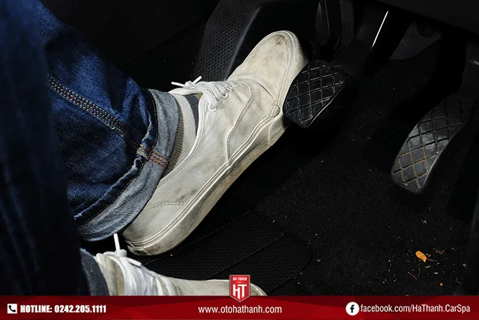 Bàn đạp côn rung là dấu hiệu của việc lắp ráp đĩa ma sát không chuẩn