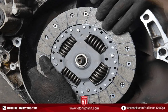 Hệ thống xi lanh ly hợp trong cấu tạo côn ô tô cần được bảo trì thường xuyên