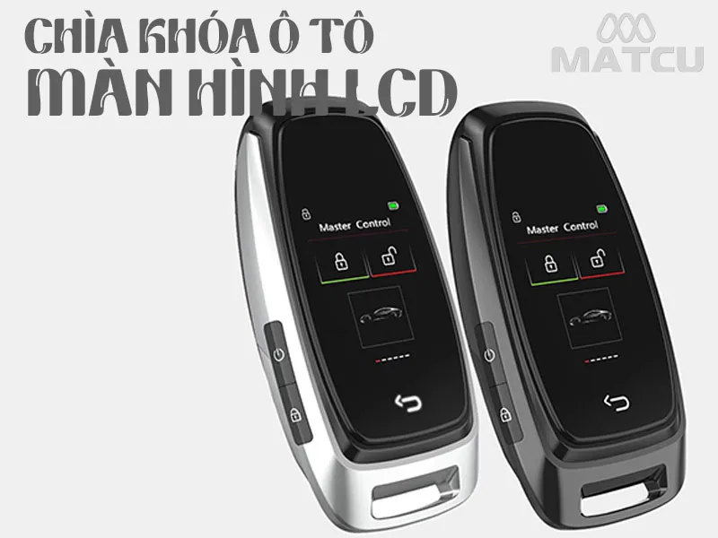 Kỹ thuật viên đang kiểm tra chìa khóa ô tô cảm ứng sau khi lắp đặt