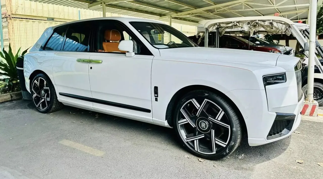 Rolls-Royce Cullinan Black Badge 2025 với ngoại thất trắng và chi tiết crôm đen