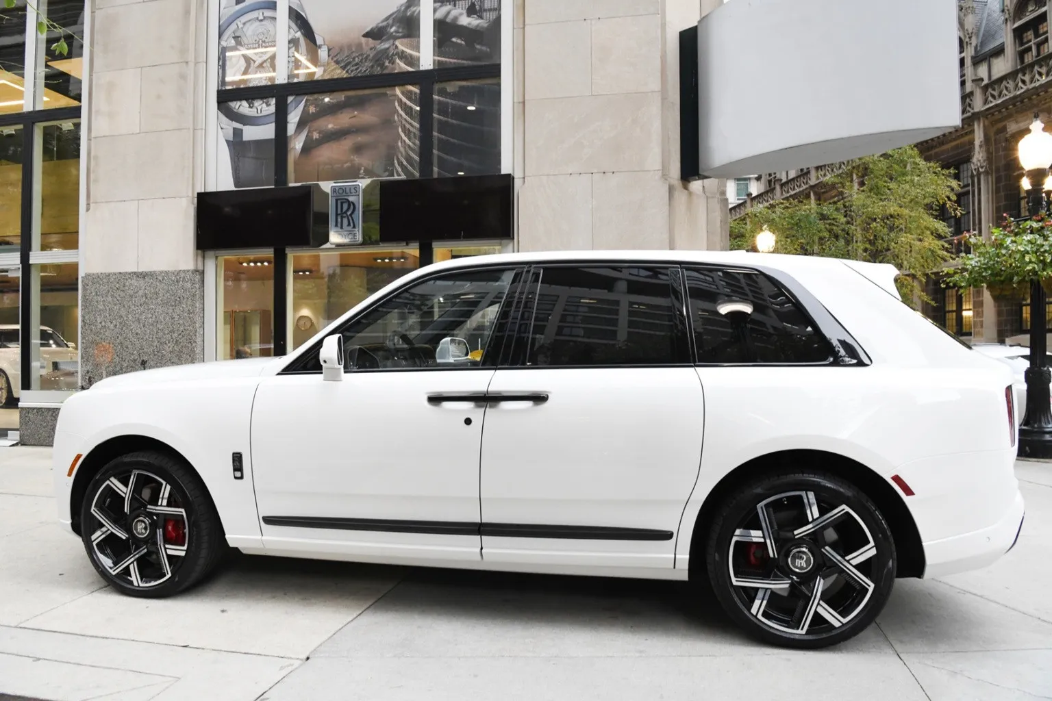 Chi tiết mâm 23 inch thiết kế mới trên Cullinan Black Badge