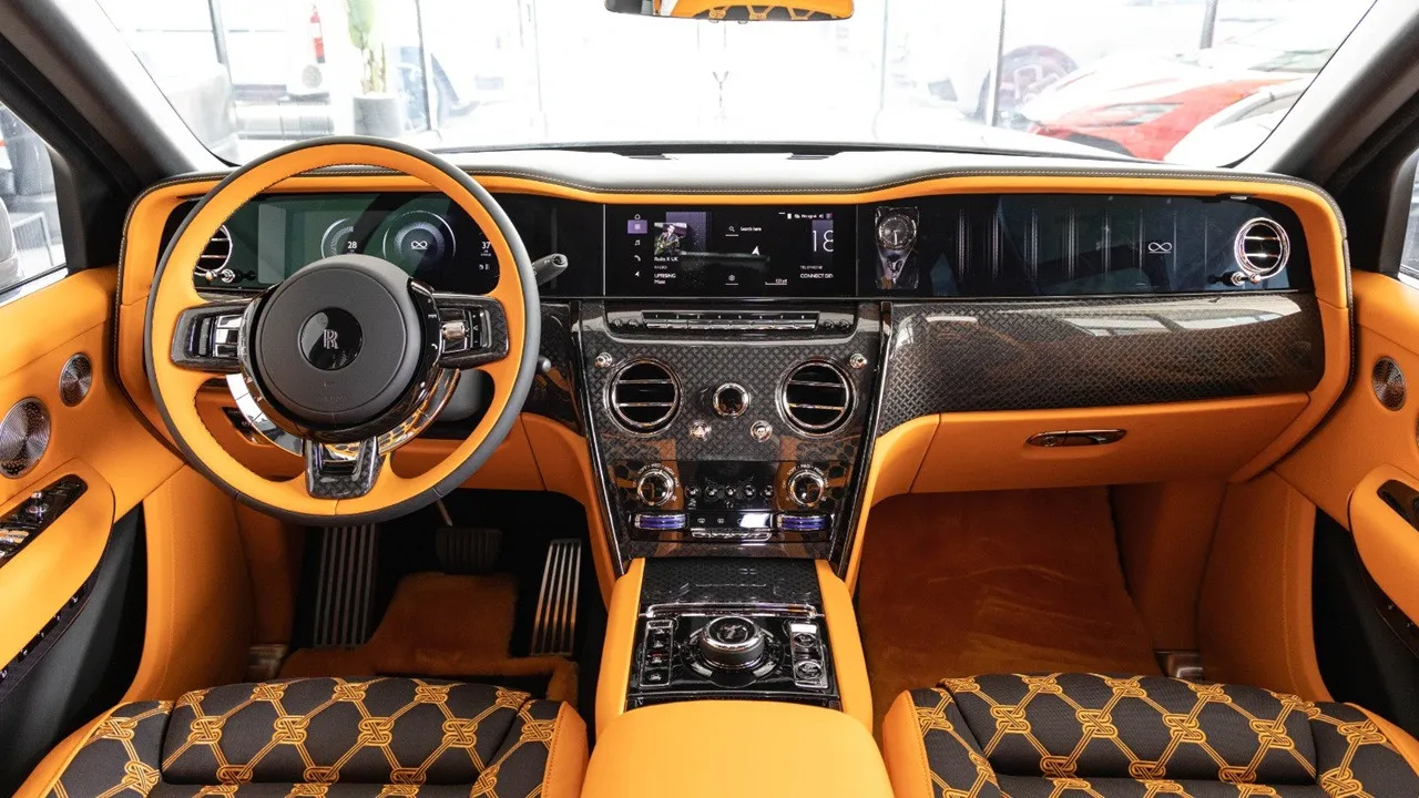 Nội thất màu cam với ốp carbon dệt tay