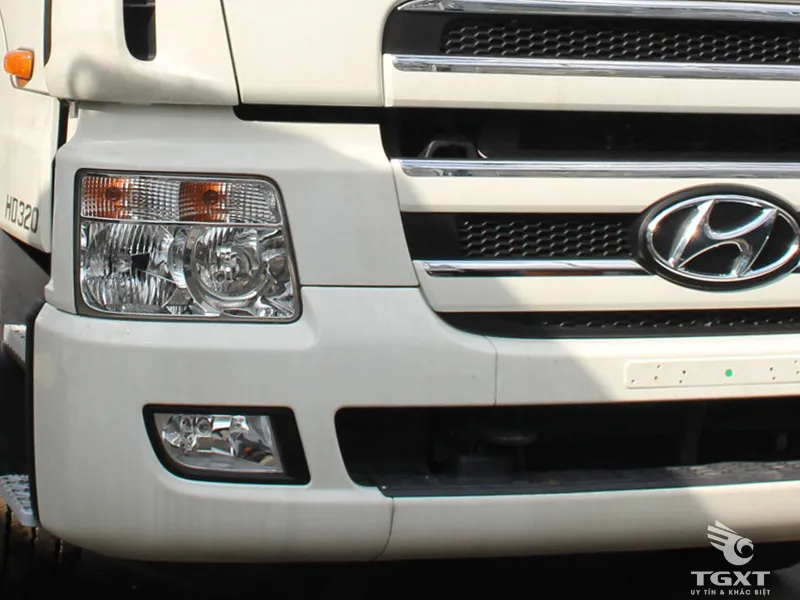 Cụm đèn pha xe tải Hyundai HD320 với góc chiếu rộng và độ sáng cao