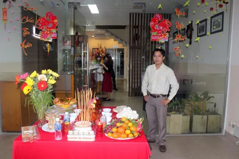 Mâm cúng tổ nghề xây dựng bao gồm nhang, rượu, nước, trà pha sẵn, heo quay, gà luộc, hoa và trái cây tươi