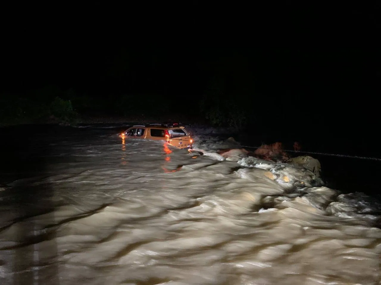 Nhân viên cứu hộ đang thực hiện thao tác cẩu kéo xe gặp tai nạn về gara sửa chữa