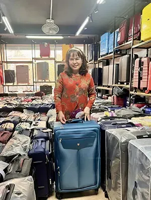 Cô Xuân trải nghiệm dịch vụ tại cửa hàng