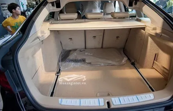 Hàng ghế trước chỉnh điện với độ ôm sát lưng hoàn hảo