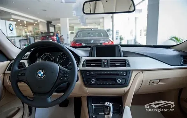 Cụm điều khiển iDrive và màn hình trung tâm đặc trưng