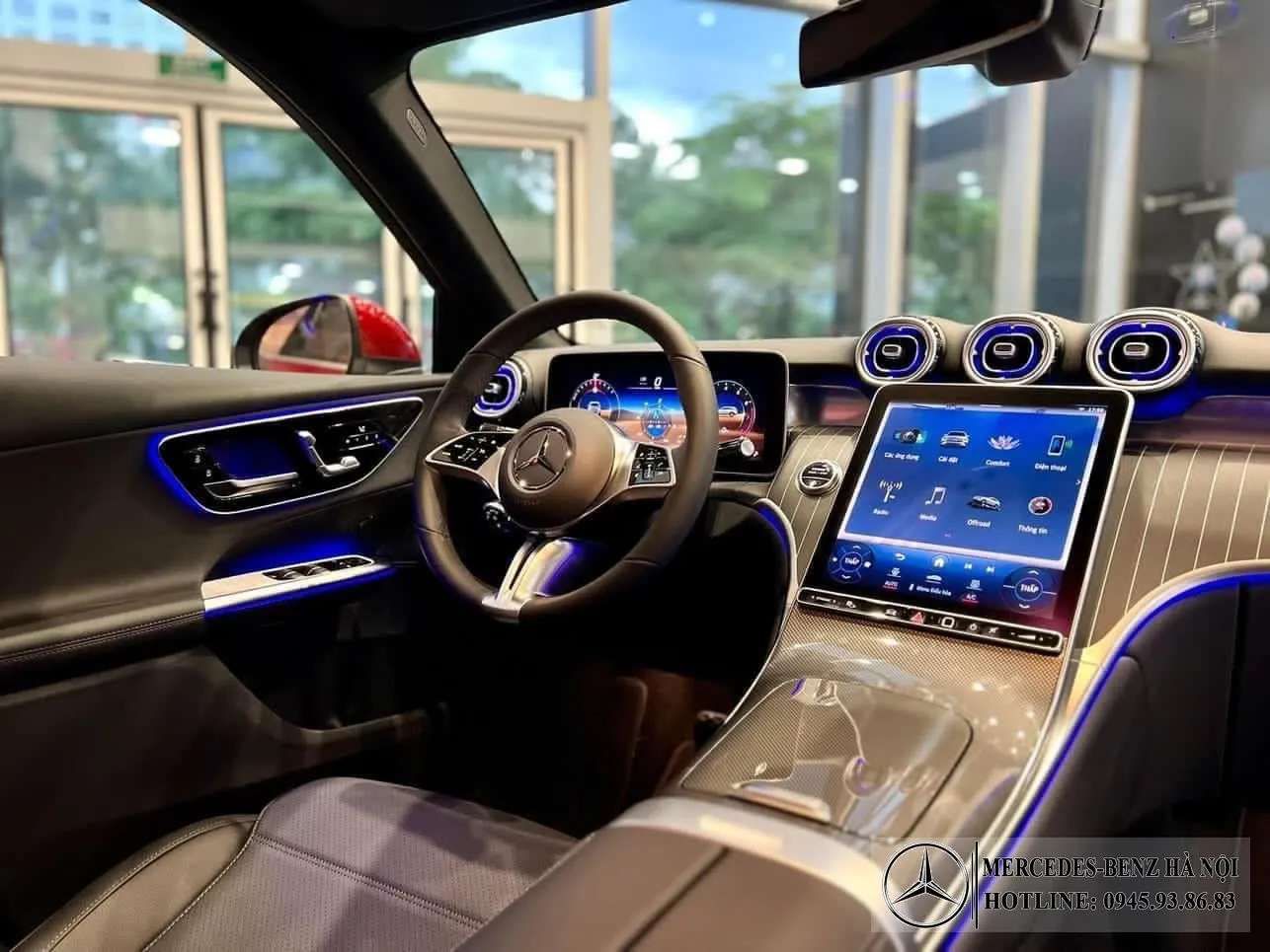 Khoang lái hiện đại với màn hình cảm ứng trung tâm khổ lớn