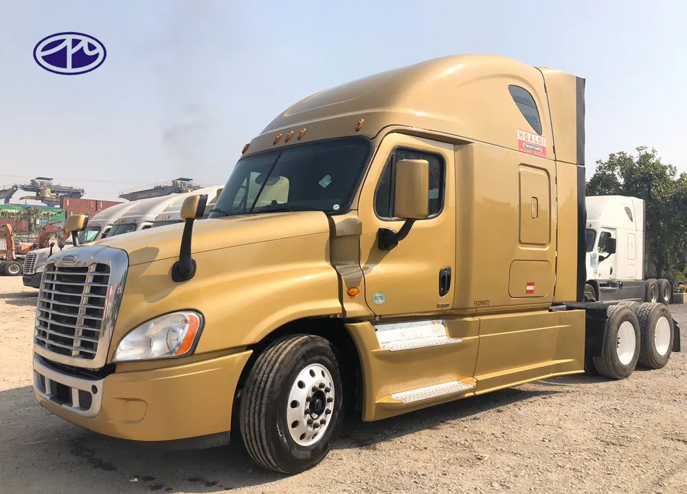 Các tùy chọn màu sắc đa dạng của xe đầu kéo mỹ freightliner tại bãi xe