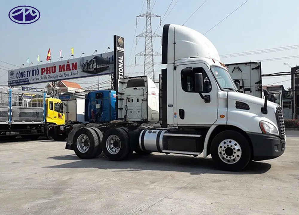 Kiểm tra kỹ thuật xe đầu kéo tại trạm đăng kiểm